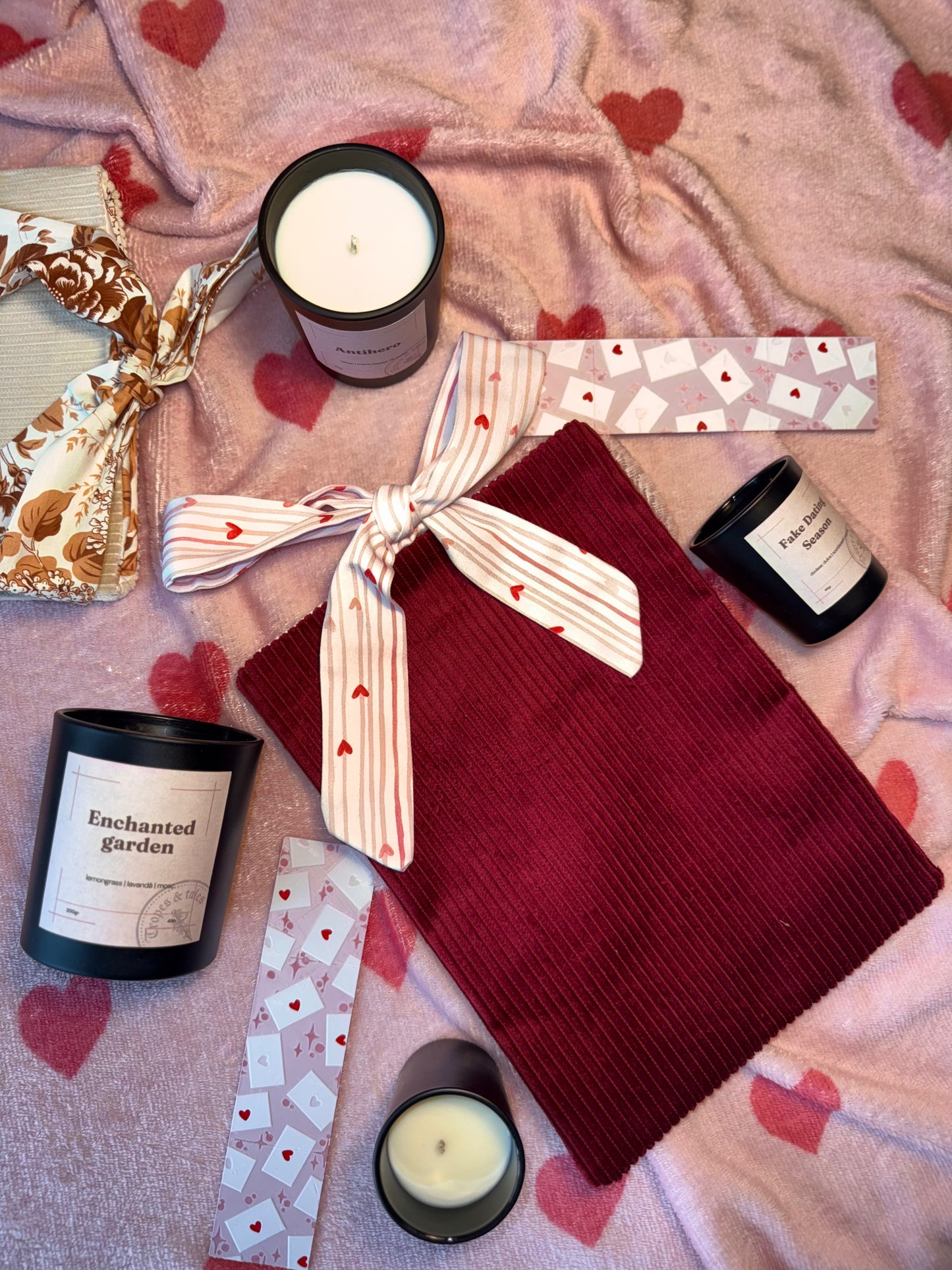 Husă de carte Crimson Hearts
